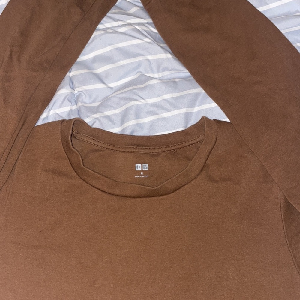 UniQlo Longsleeve - Picture 2 of 4